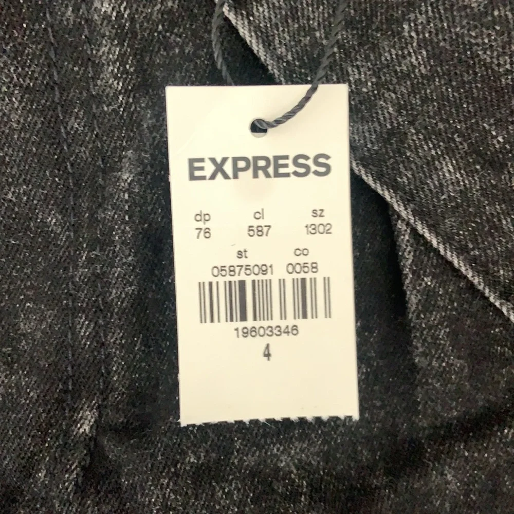 Never worn with tags, express high waisted black washed shorts - Picture 3 of 3